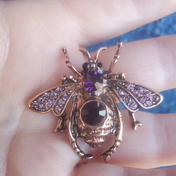 New Rhinestone Bee Brooch. - Picture 12 of 14